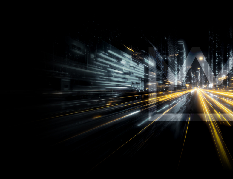 Moderne Stadt bei Nacht mit Lichtspuren und Bewegungseffekt, Symbol für Geschwindigkeit und Digitalisierung